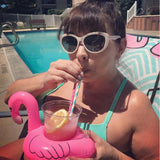 Flamingo drankhouder in zwembad met cocktail